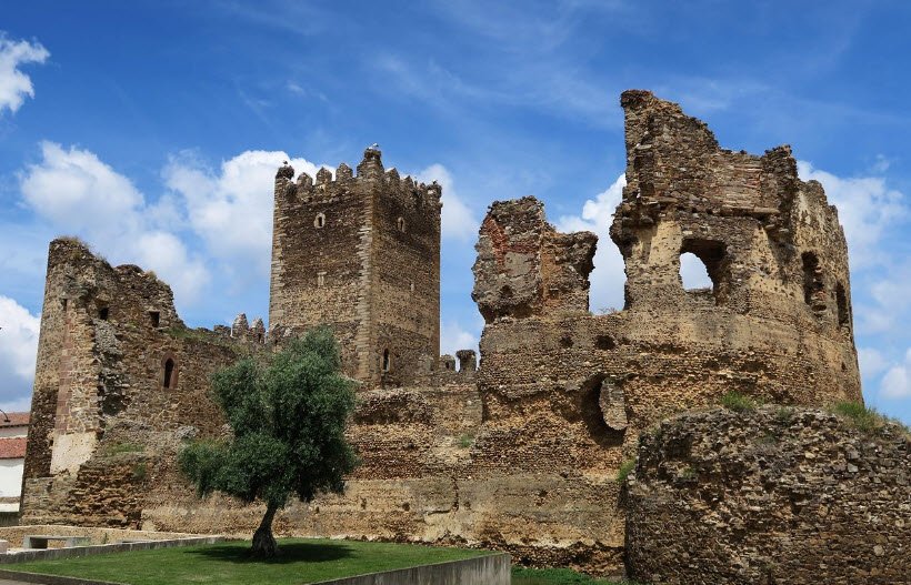 Castillo de Laguna de Negrillos, Spain